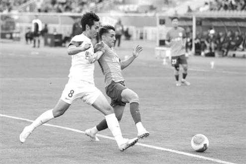 阿卜杜肉苏力(右)替补出场表现出色 记者 张效嘉 摄